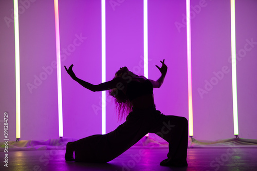 Fotografía Young sexy female go go dancer incendiary dancing in a dark studio