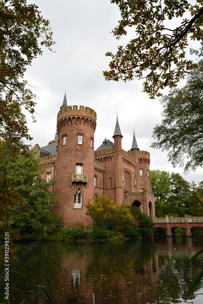 Bedburg-Hau Schloss Moyland in der Nähe von Kleve, Deutschland
Bedburg-Hau Schloss Moyland in der Nähe von Kleve, Deutschland