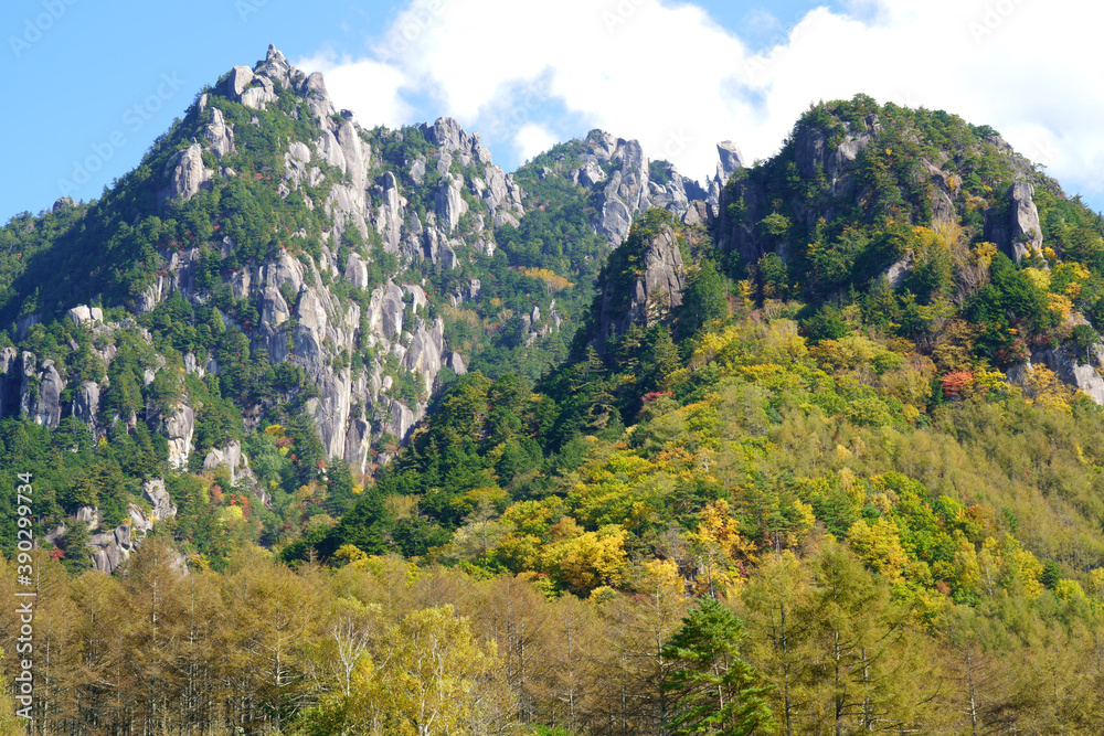 秋のカラフルな紅葉と岩肌が美しい山の風景　-日本、山梨県、みずがきやま