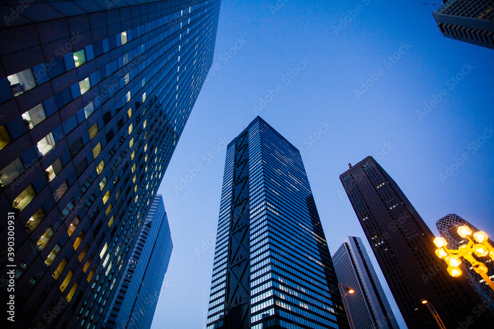 Obraz premium 夕暮れの新宿のオフィスビル群