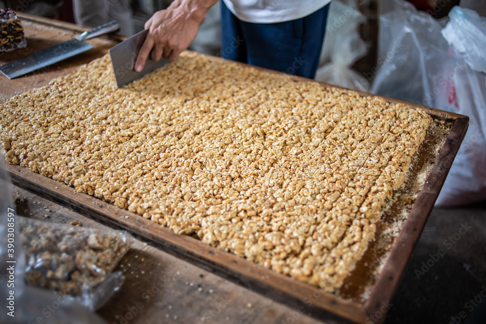 Process of making peanut candy in traditional Chinese pastries Process of making peanut candy in traditional Chinese pastries