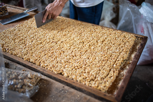 Process of making peanut candy in traditional Chinese pastries