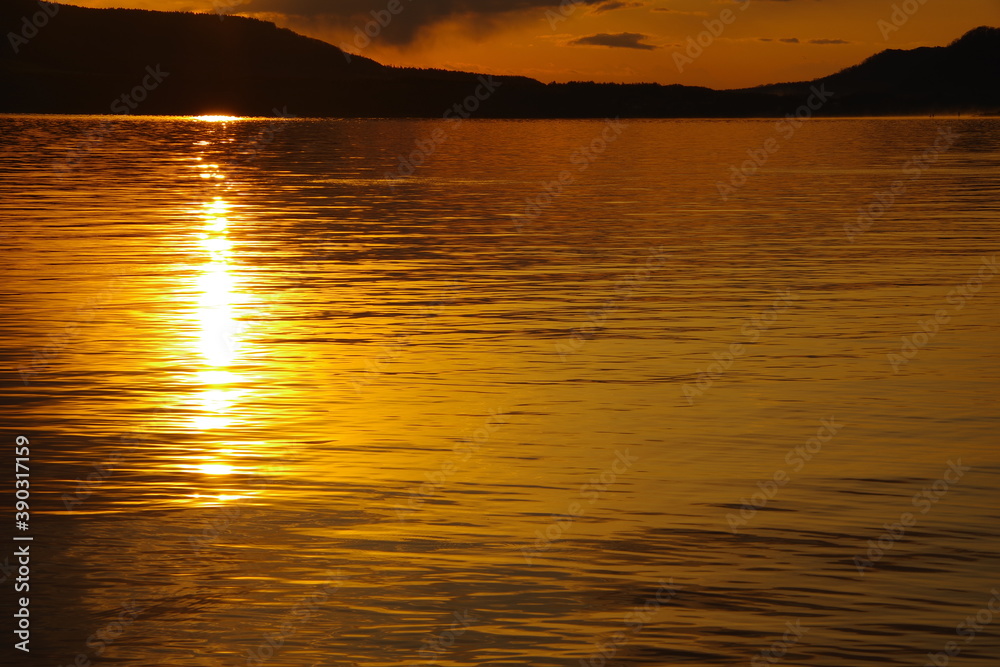 カルデラ湖の湖面に輝く太陽の光 屈斜路湖 北海道 日本 Stock Photo Adobe Stock