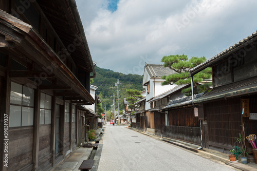 近江商人の町並と見越しの松 © Paylessimages