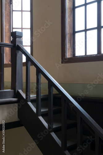 白雲館の格子窓と階段