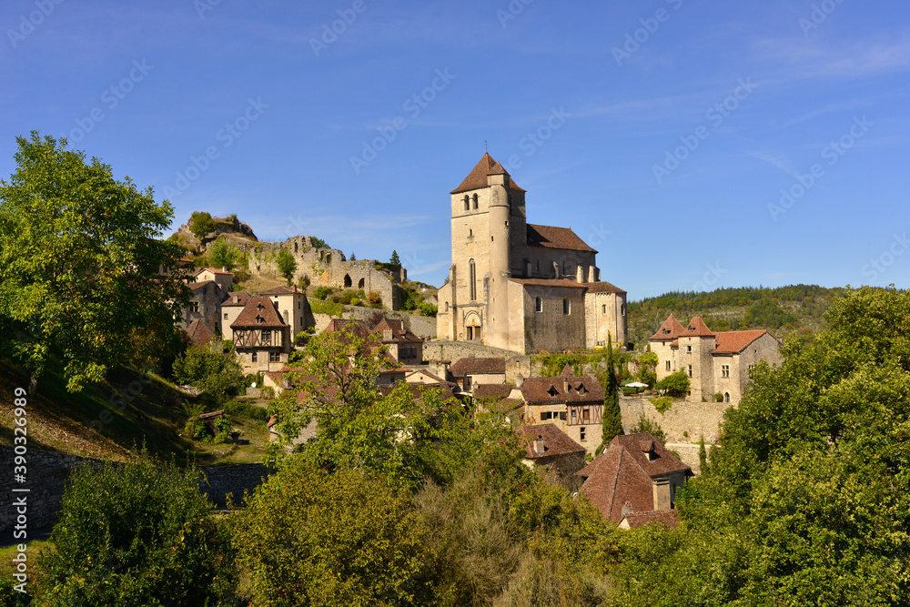 L'imposante église Saint-Cirq et Juliette trône sur les toits de Saint-Cirq-Lapopie (46330), Lot en Occitanie, France