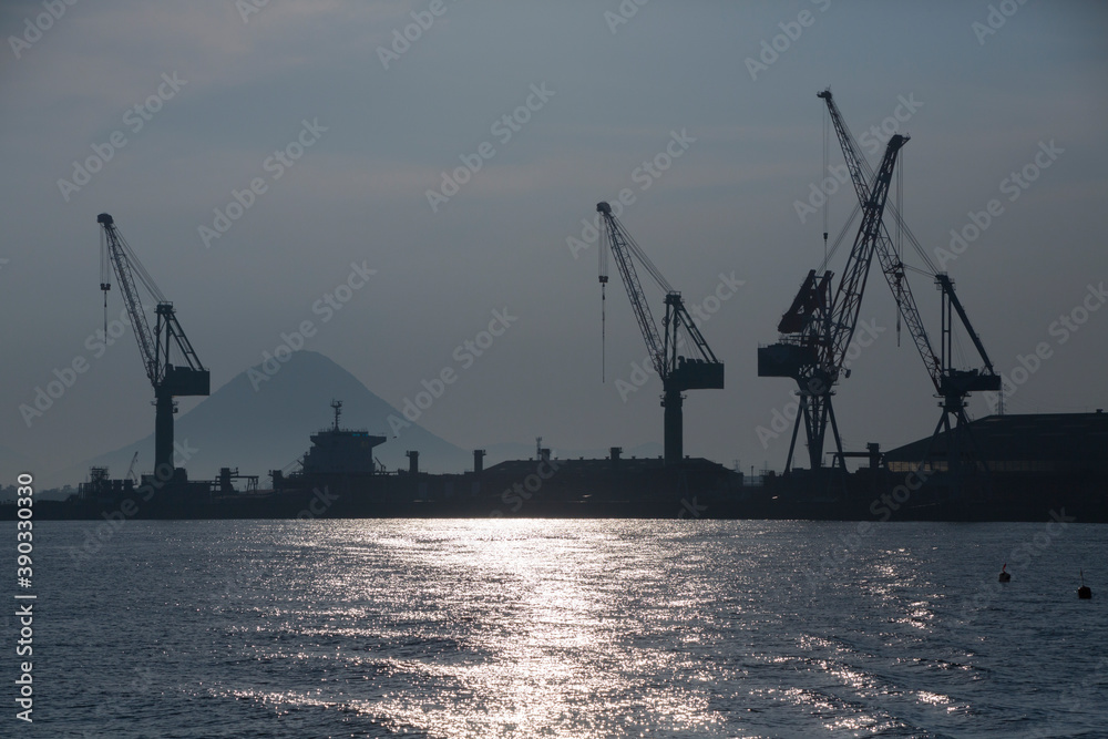 造船所のクレーンと讃岐富士