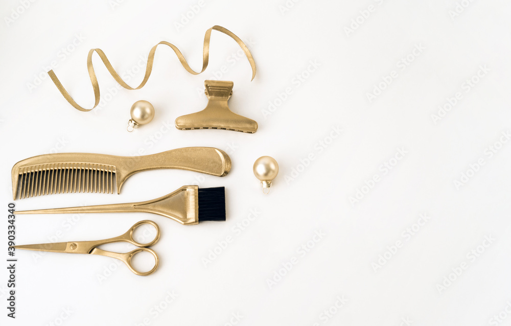 Hairdressing tools in gold on a white background. Holiday hair salon banner with Christmas balloons with space for text. - obrazy, fototapety, plakaty 