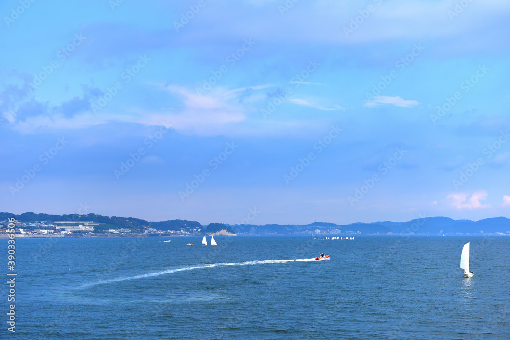 江の島の海を疾走するボート