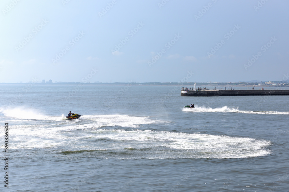 Fototapeta premium 片瀬海岸で疾走する水上バイク