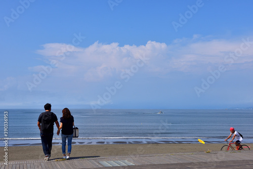 片瀬海岸西浜と白い雲とカップル