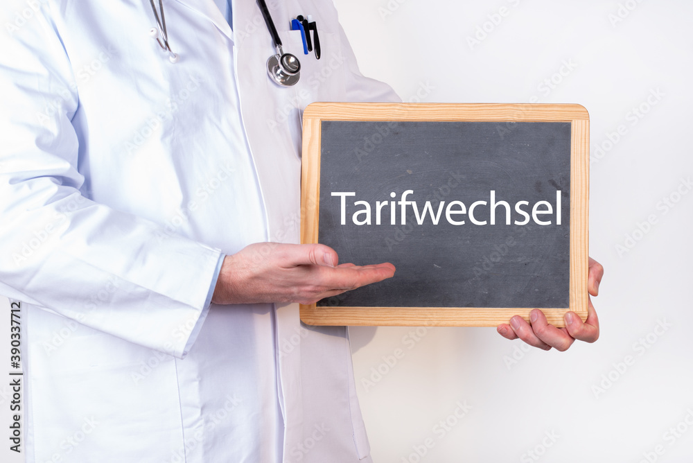 Arzt mit einer Tafel Tarifwechsel für Versicherungen Arzt mit einer Tafel Tarifwechsel für Versicherungen
