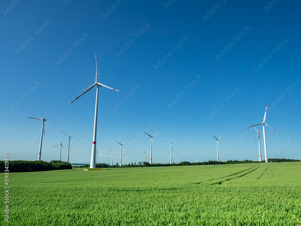 Windpark erneuerbare Energie mit blauen Himmel Windpark erneuerbare Energie mit blauen Himmel