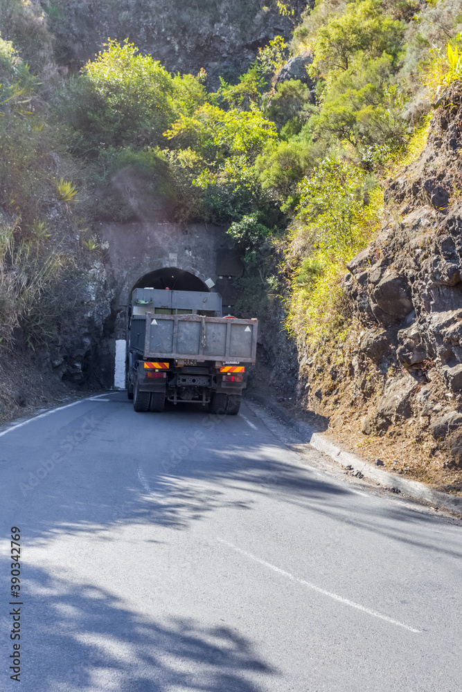 Camion à l’entrée du tunnel de Gueule Rouge, cirque de Cilaos, île de la Réunion 