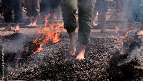 Fotografia feet of people walking on hot coals