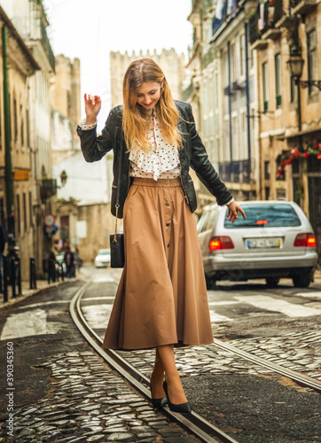 girl walking around the city during sunset. photo concept of stylish clothes. Pretty Girl