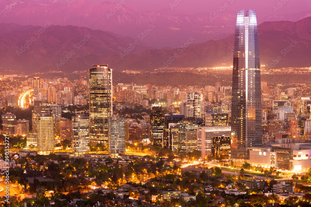 Obraz premium Skyline of Santiago de Chile at dusk.