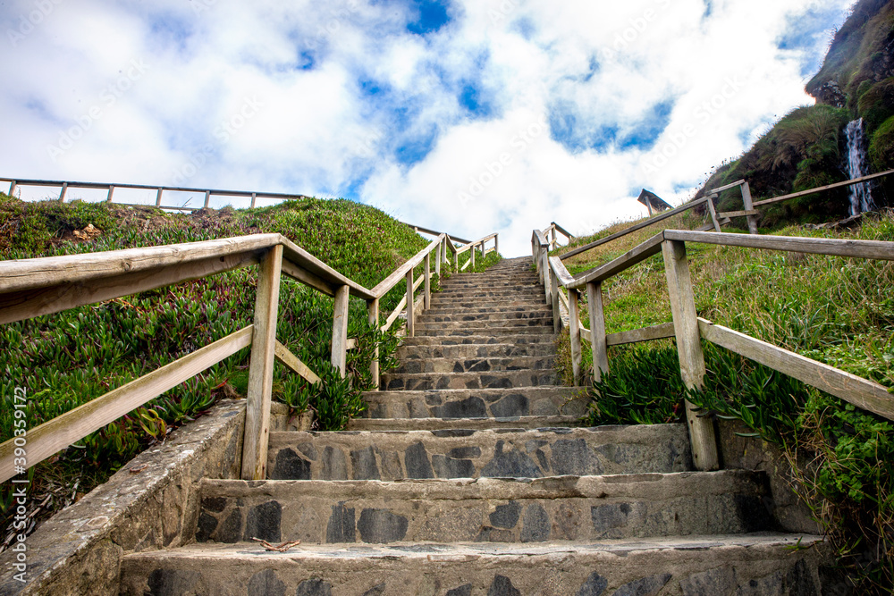 Escaleras naturales en un entorno salvaje en un día soleado