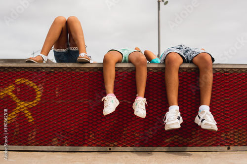 Fotografi Kids lying and dangling their feet - concept of friendship