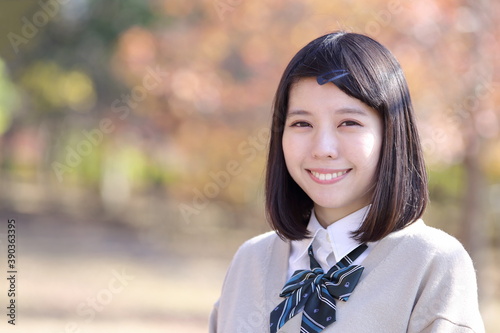 Photos 前髪をヘアピンで止めた学生　笑顔