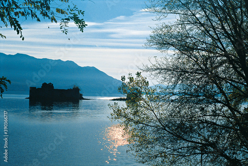 Obraz na plátne The show offered by the Castelli di Cannero that emerge on the lake's waters giv