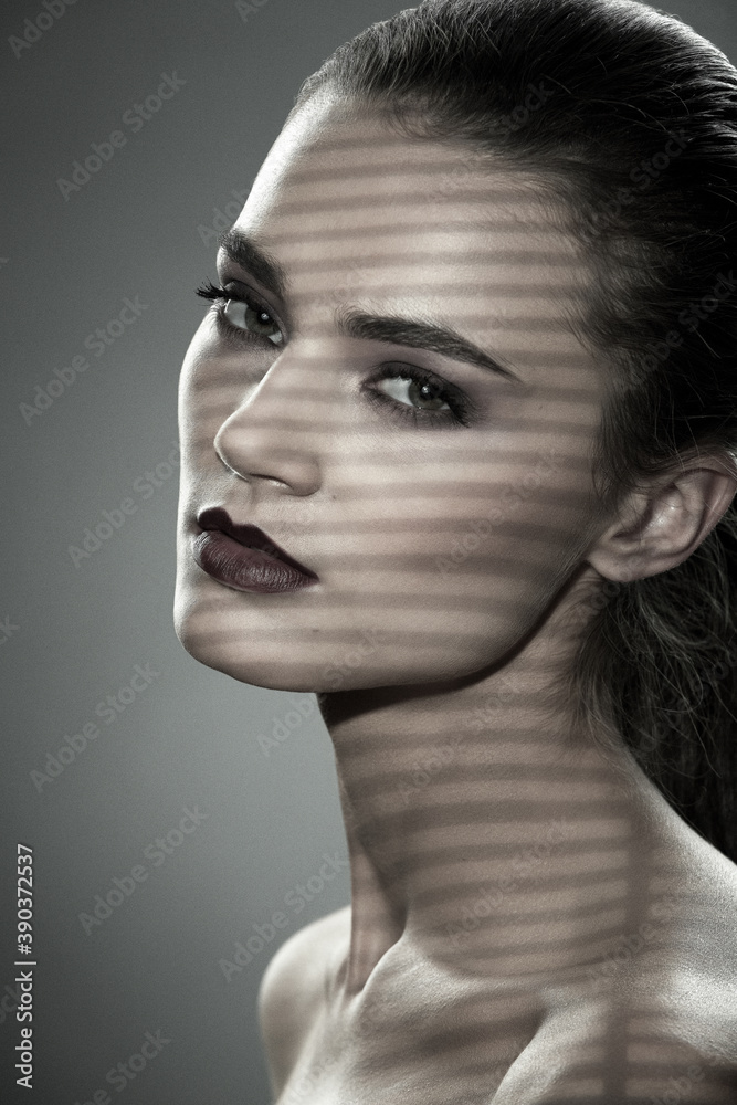 Fototapeta premium Beautiful Brunette Girl. Healthy Long Hair and Holiday Makeup.