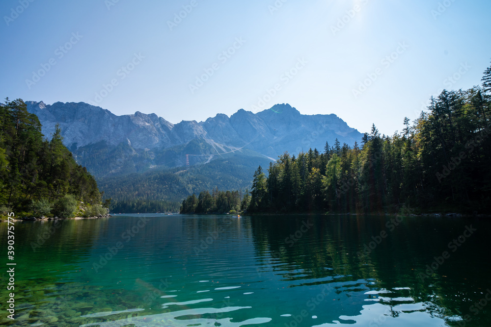 Eibsee mit der Zugspitze im Hintergrund.