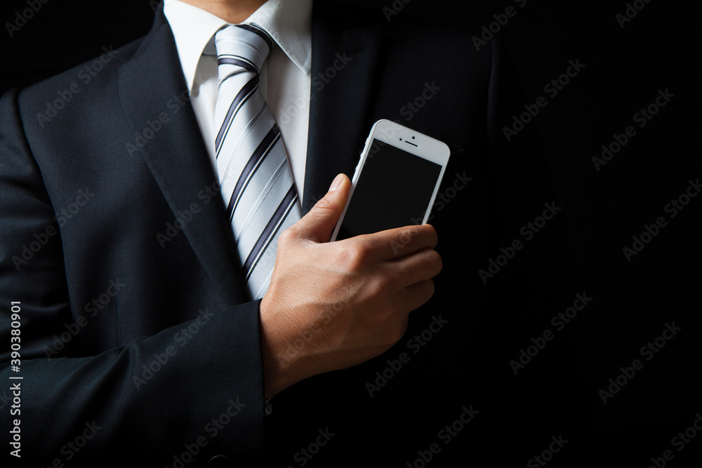 スマートフォンを持つビジネスマン スマートフォンを持つビジネスマン