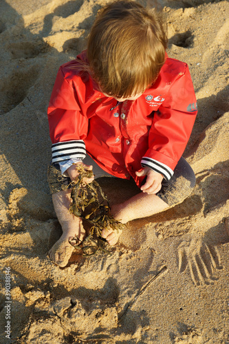 bébé joue dans le sable 