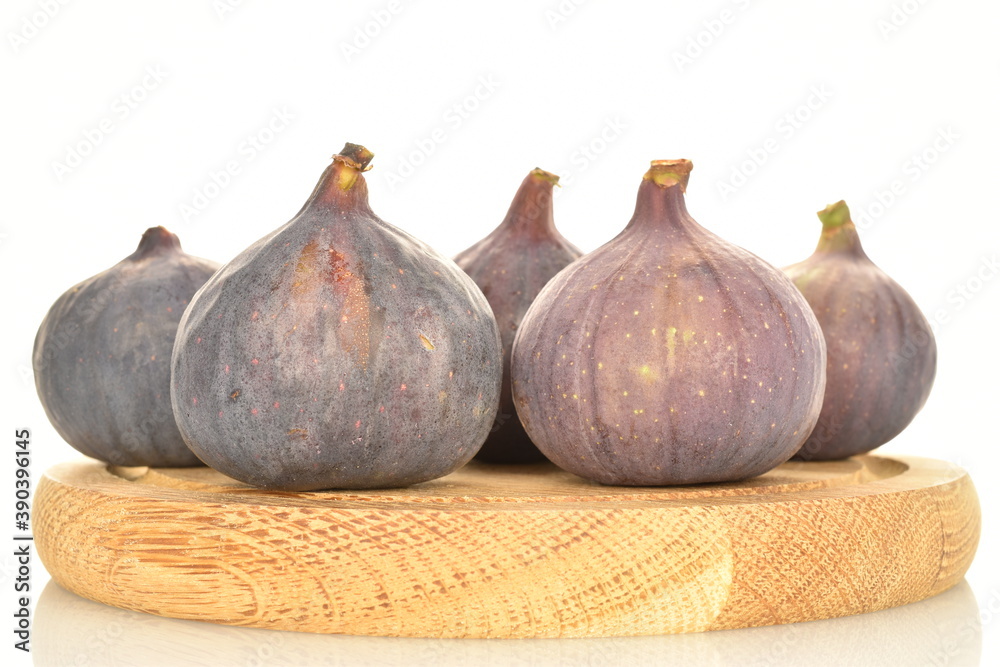 Obraz premium Ripe dark blue organic figs, close-up, on a white background.