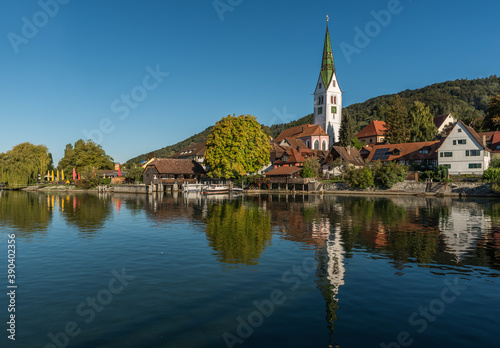 Seeufer mit Kirche in Sipplingen am Bodensee, Baden-Württemberg, Deutschland