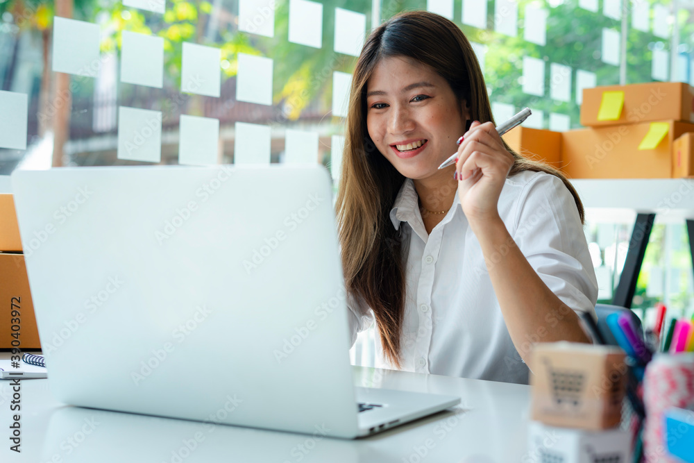 Starting small businesses SME owners female entrepreneurs Video calling with customers to receive and review orders online to prepare to pack boxes, sell to customers, online sme business ideas. Starting small businesses SME owners female entrepreneurs Video calling with customers to receive and review orders online to prepare to pack boxes, sell to customers, online sme business ideas.
