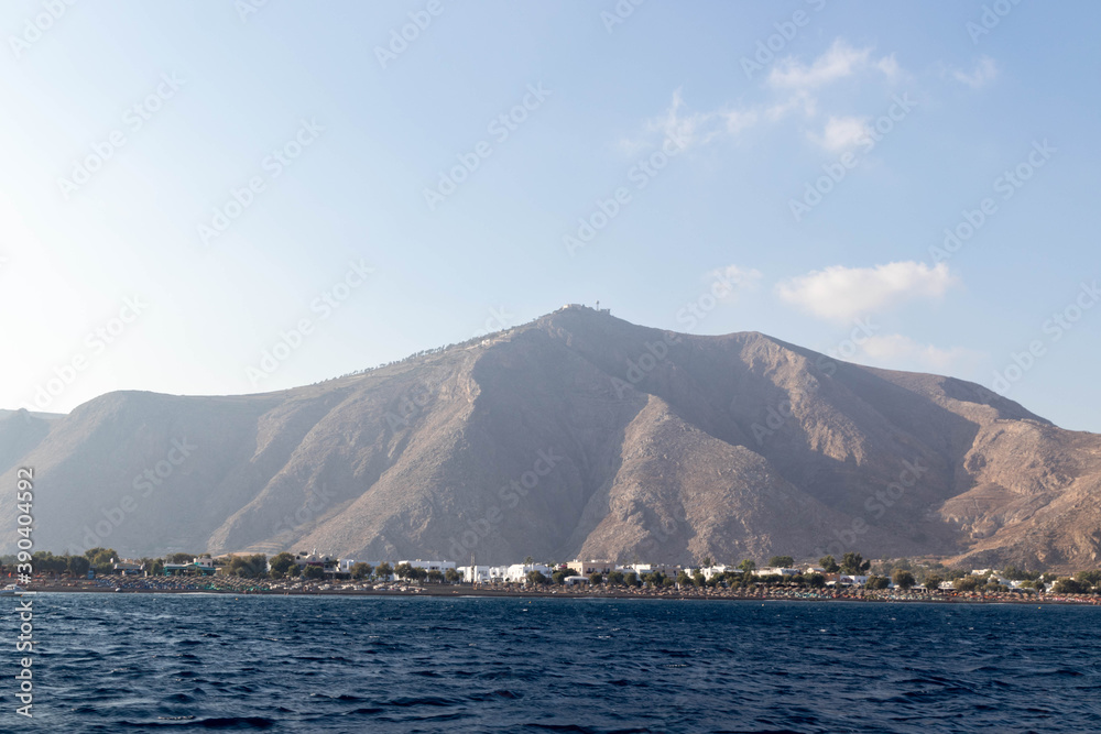 Vue de l'ile de santorini en Grèce depuis un bateau