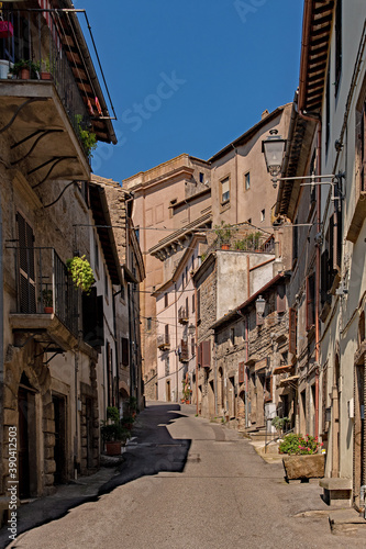 Fototapeta Naklejka Na Ścianę i Meble -  Straße in der Altstadt von Bomarzo in der Region Lazio in Italien 