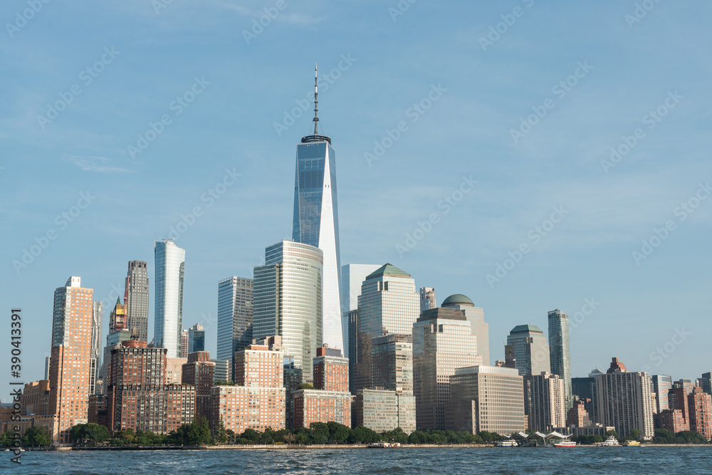 Obraz premium view of the bottom of manhattan from the water
