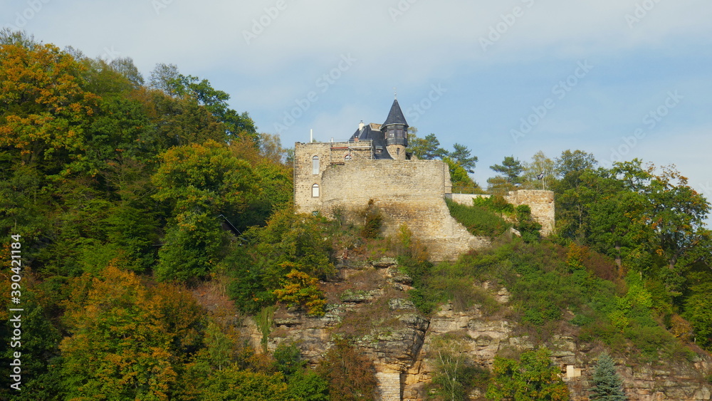 malerische Burg Altrathen über dem Kurort Rathen in der Sächsischen Schweiz auf hohem Fels am Wald