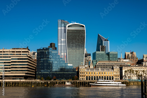 Canvas Print River Thames and the City of London looking north at the 'walkie talkie' buildin