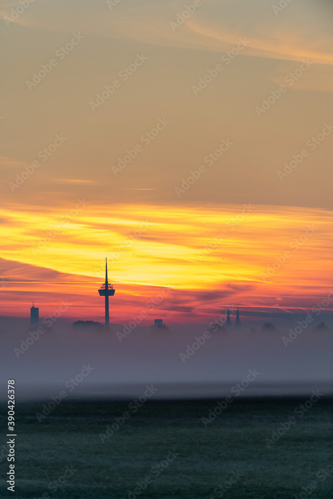 Obraz premium The Cologne television tower and skyline at sunrise