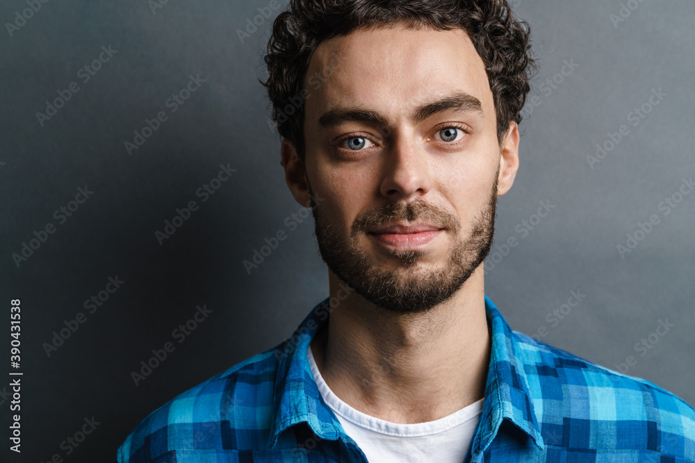 Obraz premium Unshaven handsome guy posing and looking at camera