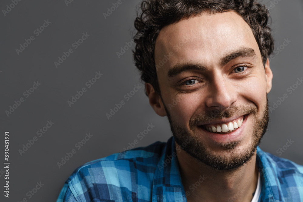 Obraz premium Joyful handsome guy smiling and looking at camera