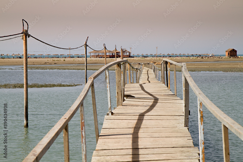 Ponte di legno che attraversa la laguna