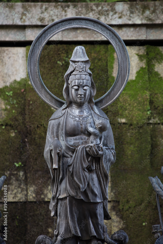 Fototapeta premium 勝尾寺の水掛け観音