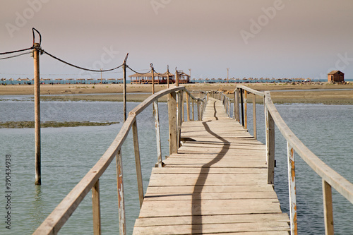 Ponte di legno che attraversa la laguna