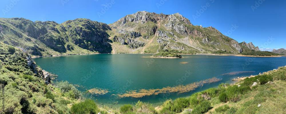 Obraz premium lake and mountains