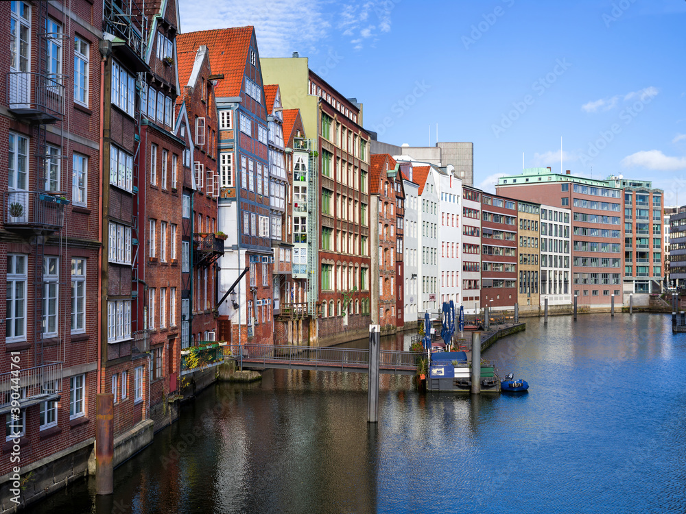 Historische Häuser Hansestadt Hamburg am Fleet sonnig entzerrt