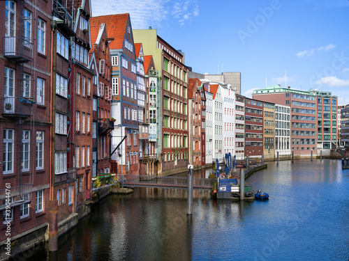 Historische Häuser Hansestadt Hamburg am Fleet sonnig entzerrt © Carl-Jürgen Bautsch