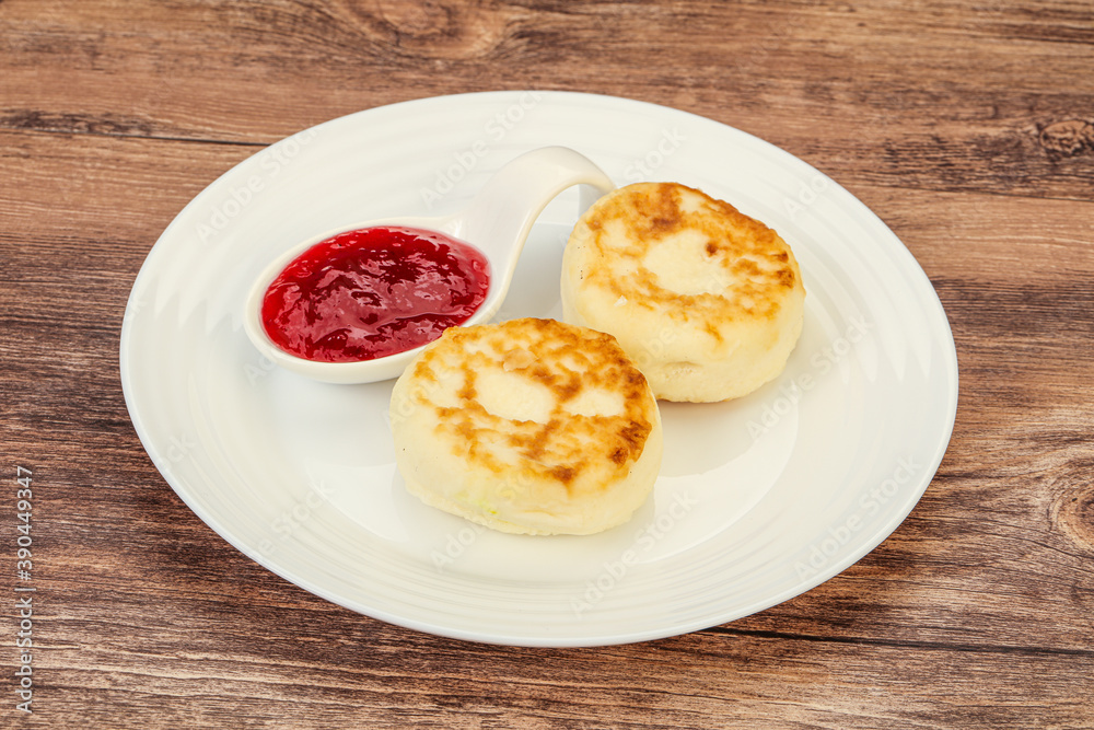 Cottage cheese pancakes with strawberry jam