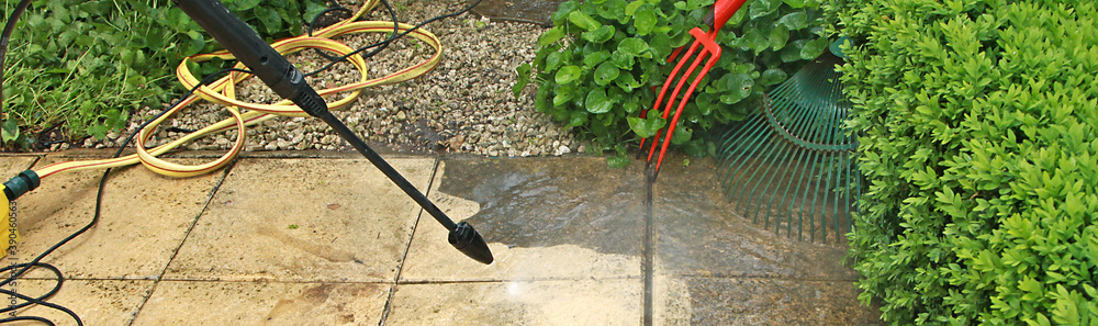 Nettoyage de dalles d'une terrasse au karcher Stock 写真 | Adobe Stock