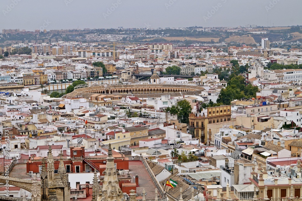 Vista panorâmica da cidade de Sevilha com a praça de touros / Espanha