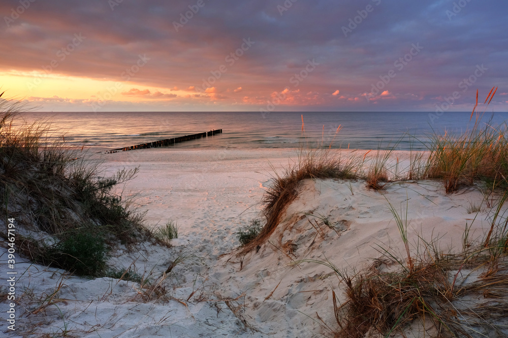 Fototapeta premium Jesienny zachód słońca na wybrzeżu Morza Bałtyckiego, wydmy, plaża,Dźwirzyno,Polska. 